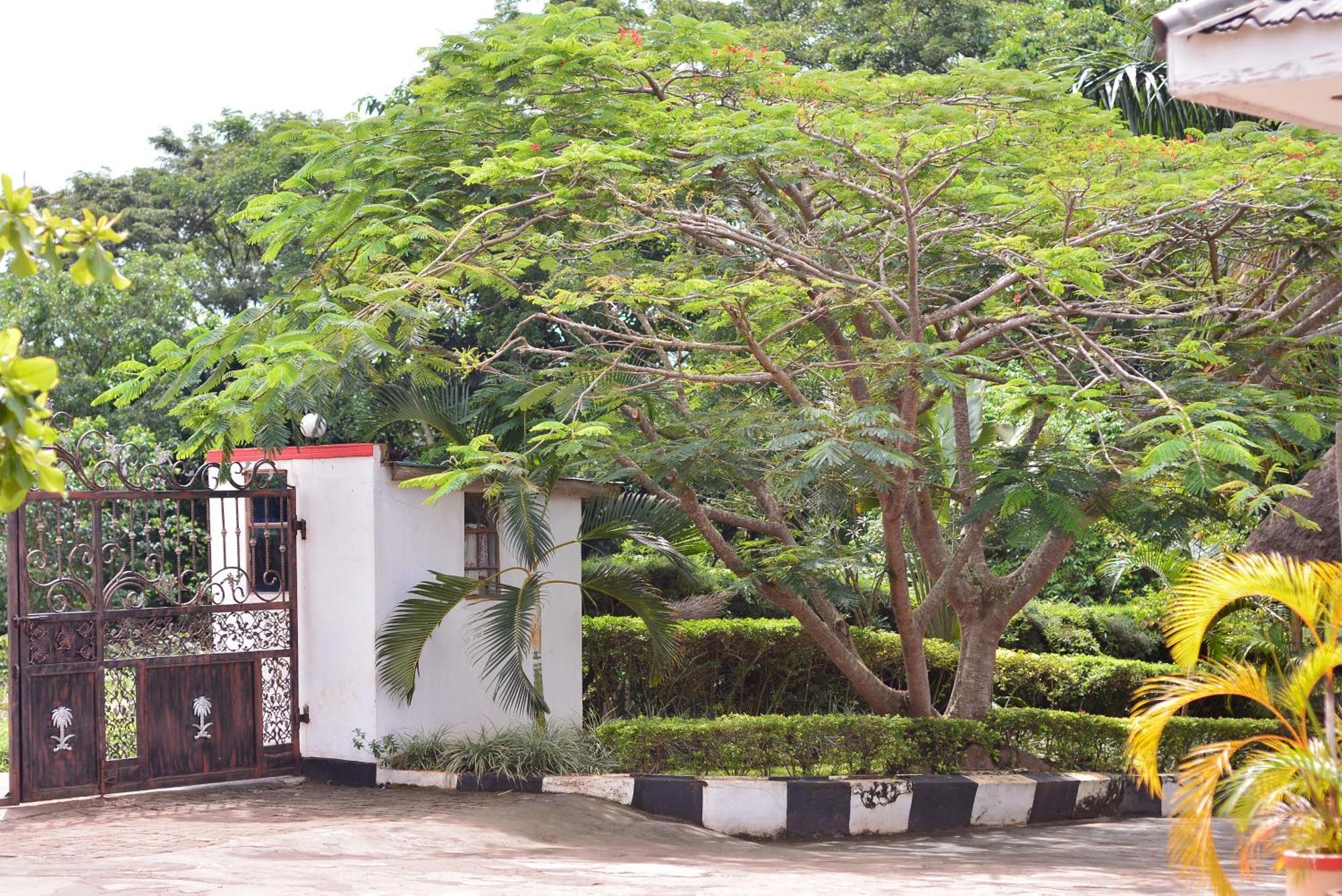 Hotel St. Patrick'S Forest House Entebbe Exterior foto