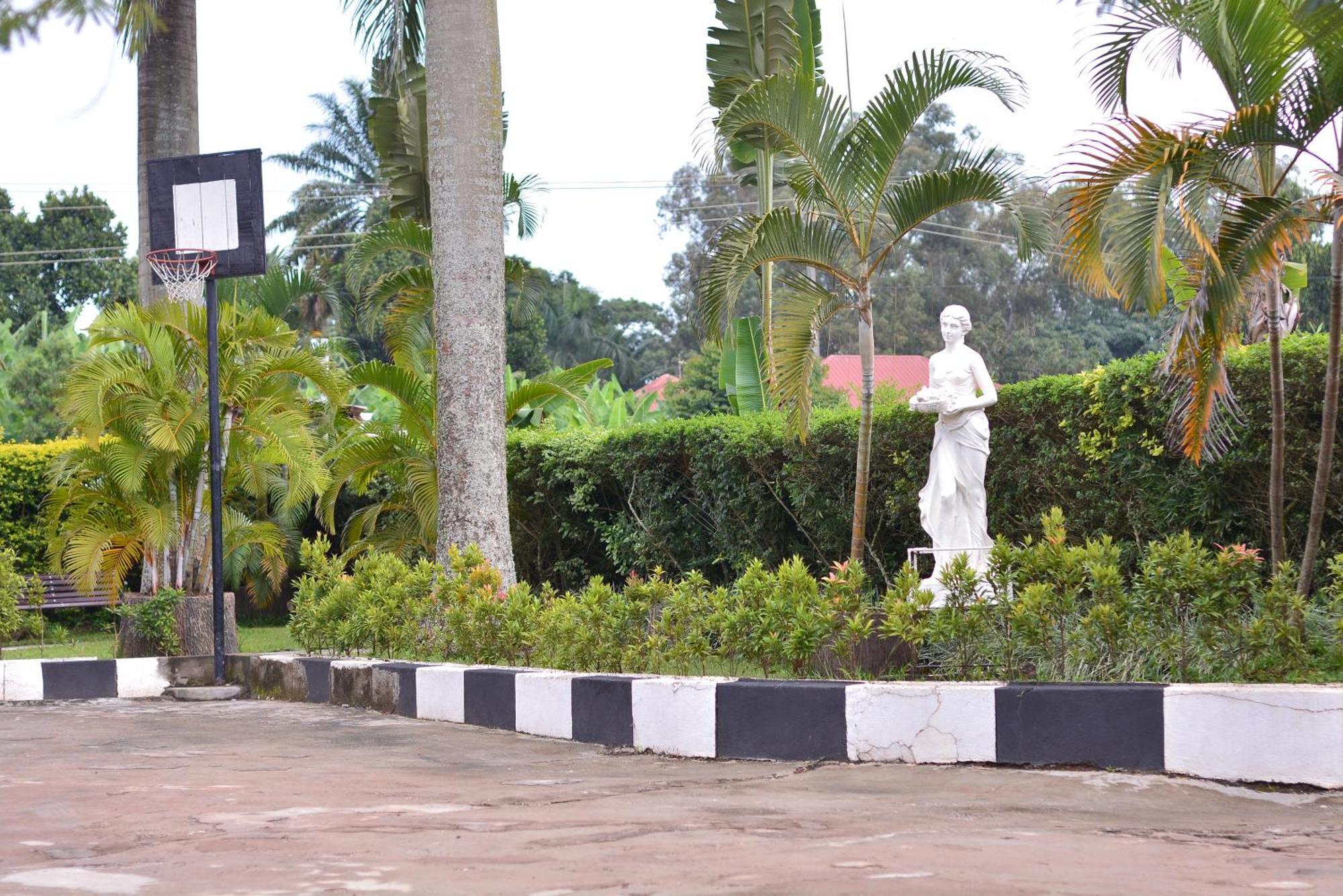 Hotel St. Patrick'S Forest House Entebbe Exterior foto